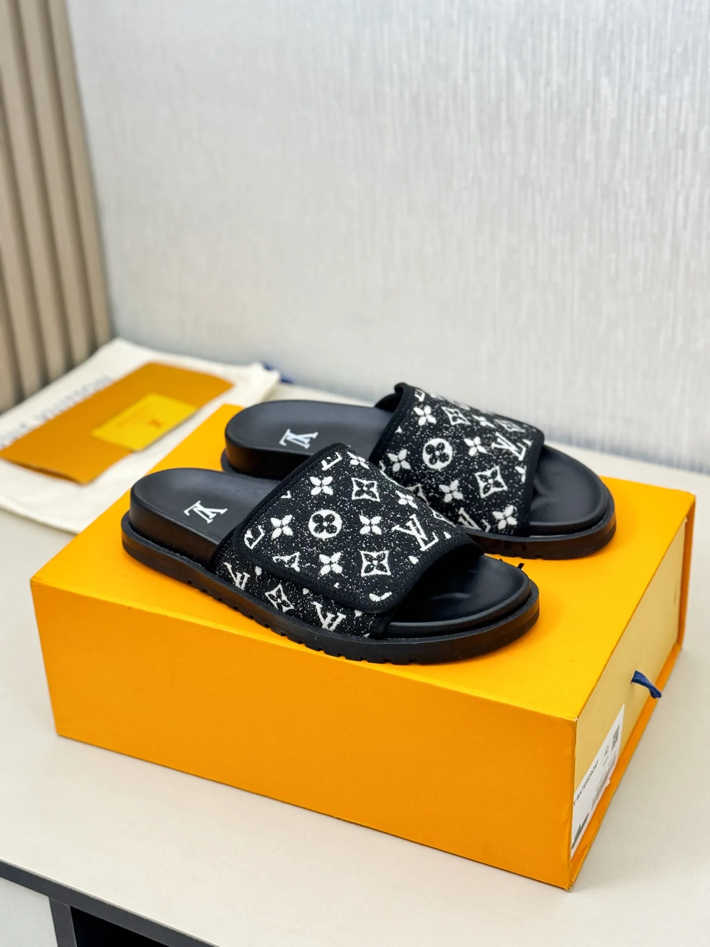 [L Home] P: 340💰Size: 38-45 Top purchasing agent lv men's summer slippers, classic presbyopia with Velcro, soft real leather lining, unique color splicing effect, distinctive personality, fashionable and trendy essential style, light and comfortable. Lightweight and tough rubber insole, micro ridged foam outsole, super comfortable!